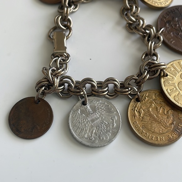 Vintage coin charm bracelet with various European coins on a silver tone chain - Picture 3 of 12